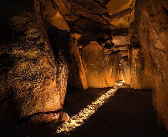 Inside the majestic chamber of Newgrange, one of the most iconic Irish megalith sites. Source: Cassidy et al./Ken Williams, shadowsandstone.com