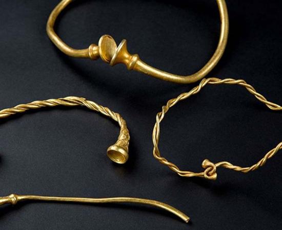 After 20 Years, Amateur Metal Detecting Friends Find the Oldest Iron Age Gold Jewelry in Britain