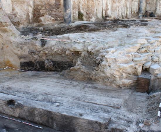 Cross-section of the structure. On the right is the wall front facing the Main River, while in the foreground are the preserved timbers, nearly 2,400 years old