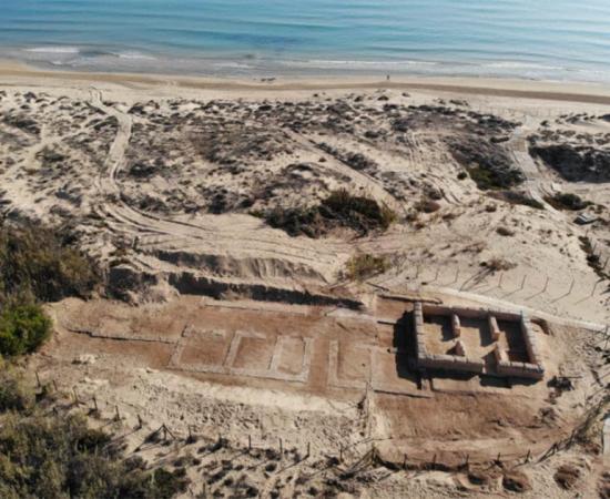 The Spanish beachside site of El Moncayo-Torre del Descargador, where the ancient Roman villa, and Islamic tower and mosque were discovered.            Source: Universidad de Alicante