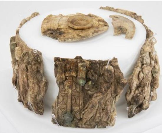 Ivory fragments of the pyx arranged in the round on a white background.	Source: © Universität Innsbruck