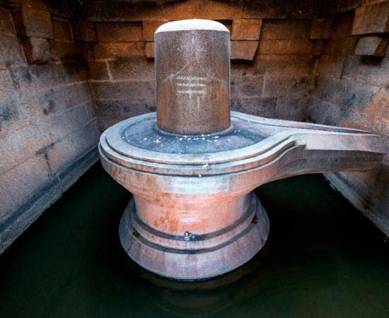 Jacob’s ‘pillow’ upon its stone altar, cleaned with oils each morning. In reality, this is the large Hampi-Shiva lingam (omphalos), and the omphalos itself is over a meter (3.2 feet) high. Temple lingams are generally large, while personal lingams can be very small. Source: Alexeiy / Adobe Stock