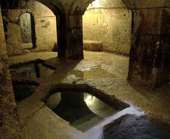 A Jewish mikveh ritual bath from Syracuse, Sicily (not the ritual bath reported in this article). Source: Zde / Adobe Stock.