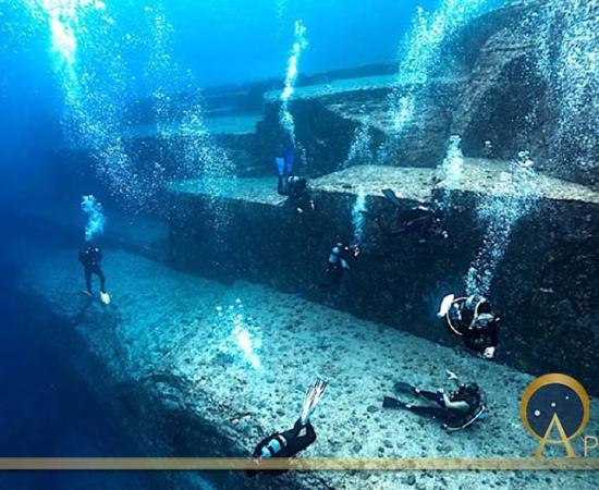 Divers inspecting the underwater site of Yonaguni in Japan. (nudiblue / Adobe stock)