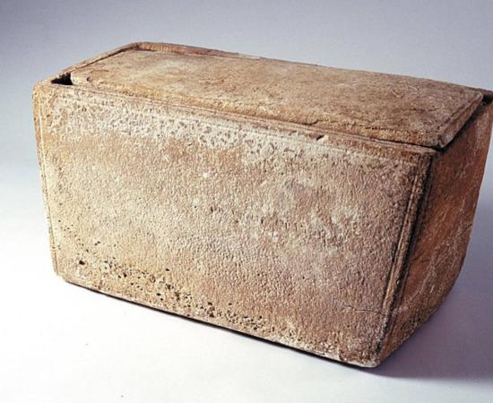 Photograph taken while the James Ossuary was on display at the Royal Ontario Museum from November 15, 2002 to January 5, 2003.