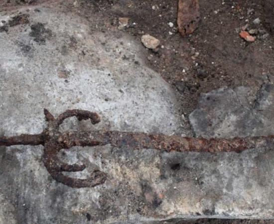 The Kalmar sword in situ where it was found. The tip is broken. Maybe in connection with battle? Source: Arkeologerna