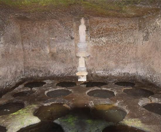 Kamakura’s Sixteen Wells on the grounds of Kaizo-ji Temple. Photo source: Phlizz / Atlas Obscura