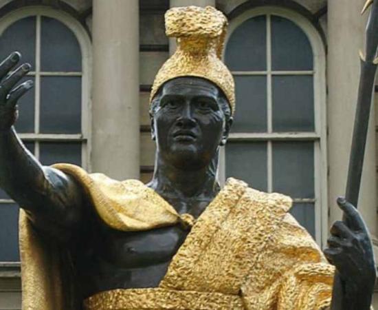 Statue of King Kamehameha I, standing in front of Ali'iolani Hale in Honolulu.  Source:  (User:J JMesserly/CC BY-SA 3.0)
