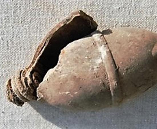 Kaolin ceramic vessel with ceramic stopper, 10cm x 4 cm