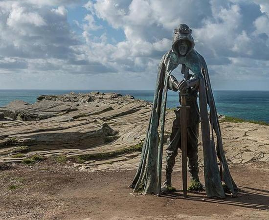 Statue of King Arthur at Tintagel. Source: Ian Capper / Gallos / CC-BY-SA-2.0.