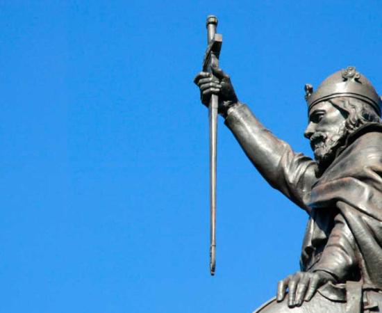 A statue of Alfred the Great in Winchester. Descended from a long line of kings of the Kingdom of Wessex, Alfred the Great was the son of King Aethelwulf of Wessex. Source: Tony Baggett / Adobe Stock