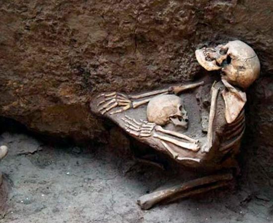 Woman embracing a child, Lajia Ruins Museum. Source: Chinanews