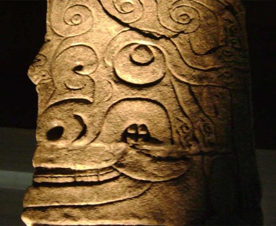 Replica of the Lanzon, god of the Chavin. Source: Dtarazona, CC BY-SA 3.0)