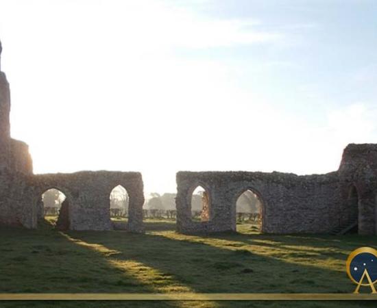 Leiston Abbey cloister garth at dawn (Eebahgum /CC BY-SA 4.0)