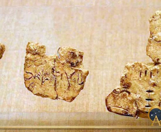 Linear A incised on tablets found in Akrotiri, Santorini / ancient Thera ( CC BY-SA 3.0)