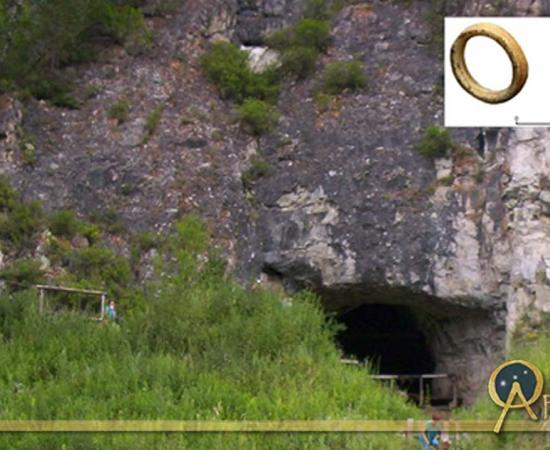 The Denisova Cave in the Altai Krai region of southern Siberia. Here over the last decade archaeologists have uncovered anatomical evidence of a previously unknown hominin today known as the Denisovans. Inset, left, one of the two huge Denisovan molars found in the cave’s layer 11 and, right, one of the pierced ostrich eggshell beads along with the fragment of choritolite bracelet found in the same layer of archaeological activity (Wiki Commons Agreement, 2018).