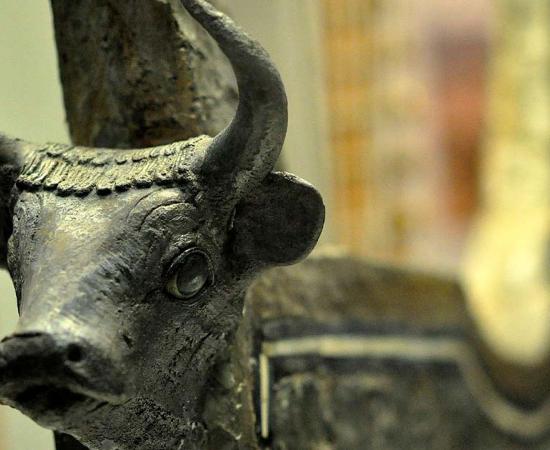 The cow’s head on the Silver Lyre. Source: Osama Shukir Muhammed Amin / CC BY-SA 4.0)