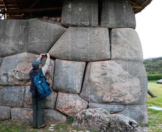 Note the separation between rocks in the Sacsayhuamán Archaeological Park.