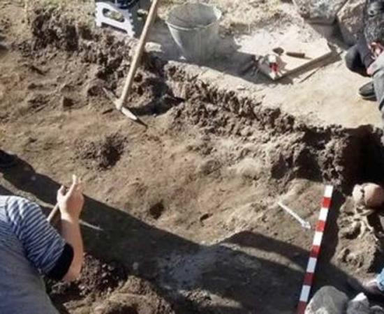 A skeleton with an arrow in or at the chest has been discovered in a burial from the 11th-12th century AD during rescue excavations at the Antiquity Odeon in Bulgaria’s Plovdiv