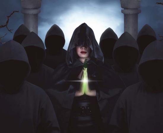 A cloaked witch (Leo Lintang / Fotolia)
