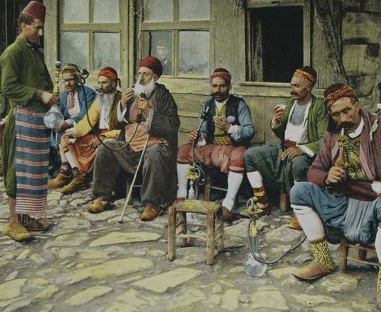 Men smoking pipes, Ottoman era, Turkey (Antiller / Flickr)