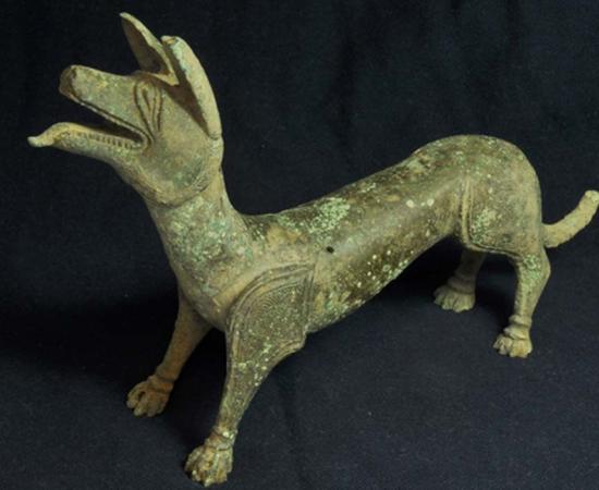 The recently unearthed ‘licking dog’ statue.