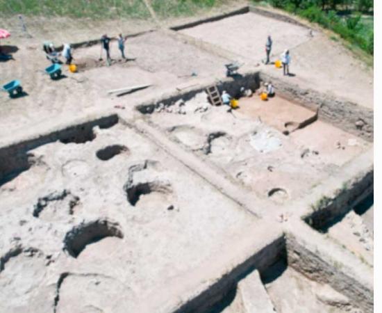 Latest Tavşanlı Höyük excavation site, with inset Mycenaean-like dagger-sword.	Source: Kazılar ve Araştırmalar Dairesi Başkanlığı / Turkish Dept of Excavations and Research