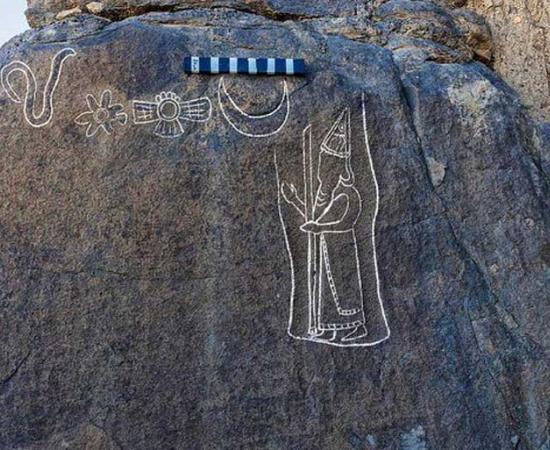 Inscription on one of the basalt rocks depicting the Babylonian king Nabonidus holding a scepter in his hand.  Source: Saudi Heritage Commission
