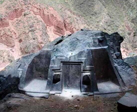Shrine at Naupa Iglesia. 	Source: © Freddy Silva