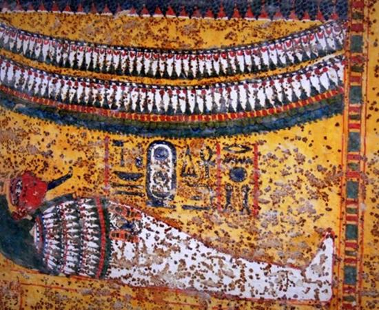 Scene from the decorated upper portion of the East wall in KV62 shows the mummified Tutankhamun lying supine within a tall, garland-bedecked shrine; design by Anand Balaji (Photo credit: Meretseger Books); Deriv. 