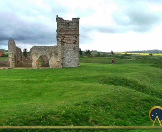Remains of Knowlton church and henge (CC BY-SA 2.0)