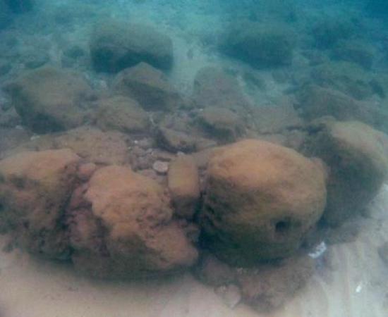 Photograph of the ‘dogleg’ part of the Neolithic wall at Tel Hreiz, Israel. Source: E. Galili and J. McCarthy