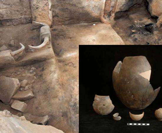 Working shot of excavation in Building 77. (Çatalhöyük/CC BY NC SA 2.0) Insert: Collection of Neolithic Pottery.