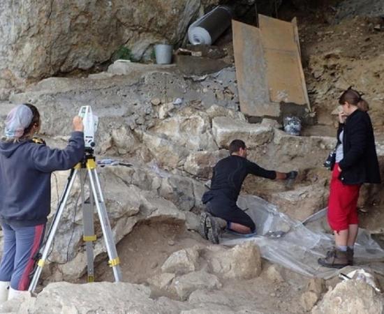 Excavation of archaeological deposits in Chagyrskaya Cave indicate long distance  nomadic Neanderthals traveled from Europe.