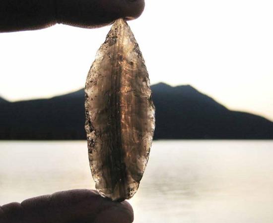 Obsidian projectile point sourced to Batza Tena, Alaska. 