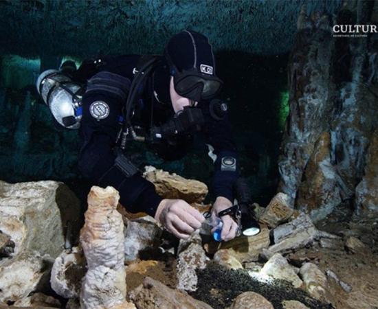 Diver Christophe Le Maillot documents the ocher mining activity at the site.   Source: Sam Meacham, CINDAQ. A.C. SAS-INAH / INAH