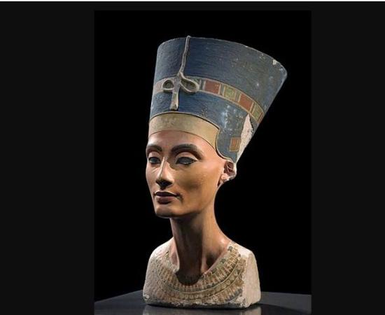 Photo of the Nefertiti bust in Neues Museum, Berlin.		Source: Smalljim/CC BY-SA 3.0