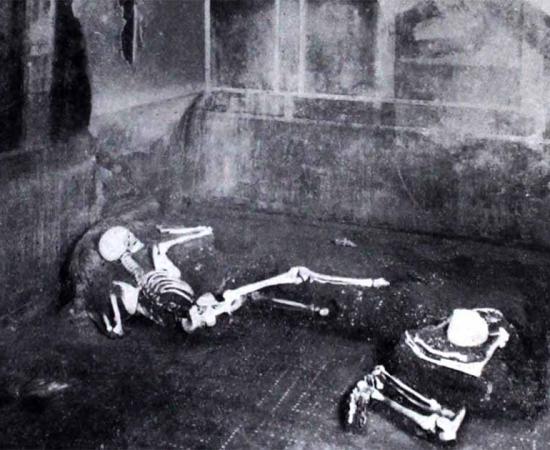 Pompeii man and woman discovered in the Casa de Fabbro, or House of the Crafsman, in a photograph taken in 1934. Source: Notizie degli Scavi di Antichità