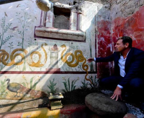 Massimo Osanna at the shrine in Pompeii. 