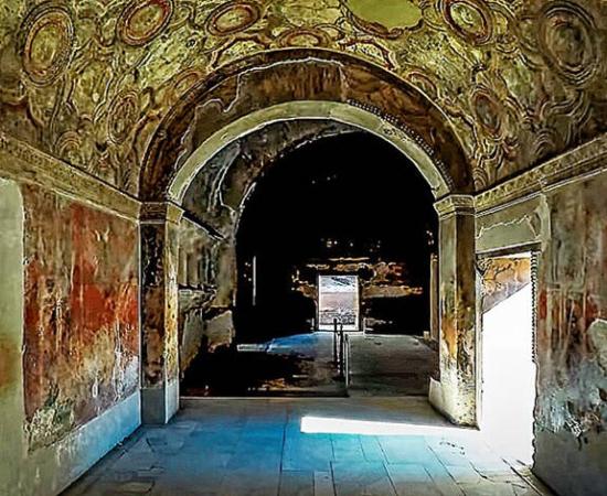 : Men’s entrance to the Stabian Baths, Stabian Baths complex, Pompeii..