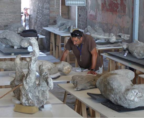 Llorenç Alapont investigating the Pompeii casts.
