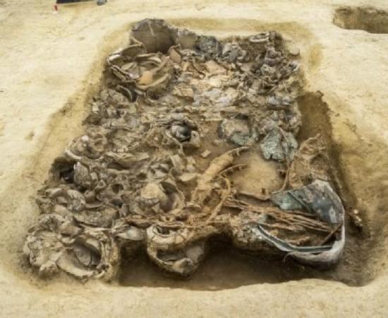 A burial pit full of grave goods. (Pierluigi Giorgi / © Antiquity Publications Ltd)