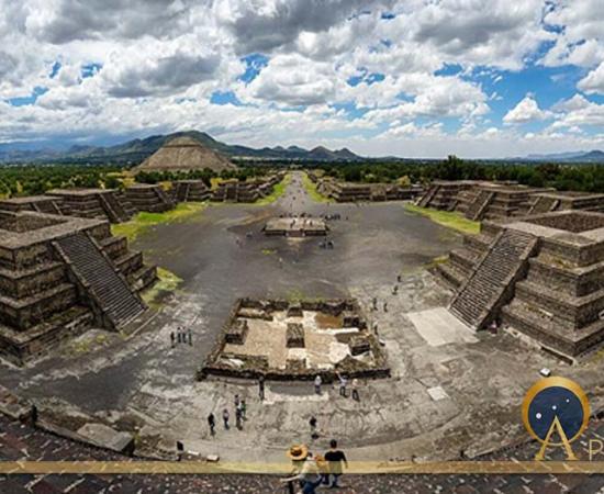Panoramic view from the summit of the Pyramid of the Moon, with the Pyramid of the Sun on the far left (Rene Trohs /  CC BY-SA 4.0)