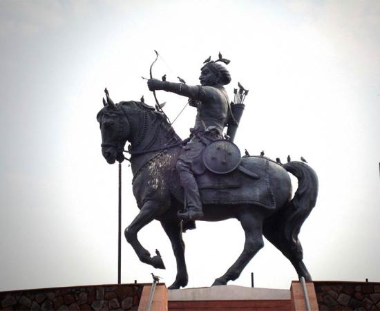A statue of Prithviraja III at Qila Rai Pithora in Delhi   Source: CC BY SA 3.0