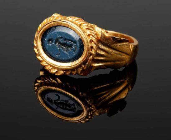 The 1,800-year-old Roman golden ring found in Brittany, bearing the likeness of Venus Victrix.