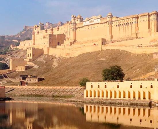 Amber Fort seen from the bank of Maotha Lake, Jaigarh Fort on the hills in the background, and a tunnel runs between the two. Source: Jakub Hałun/CC BY-SA 4.0