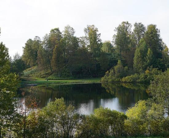 Raknehaugen rises above the southern shore of Lake Ljøgottjern