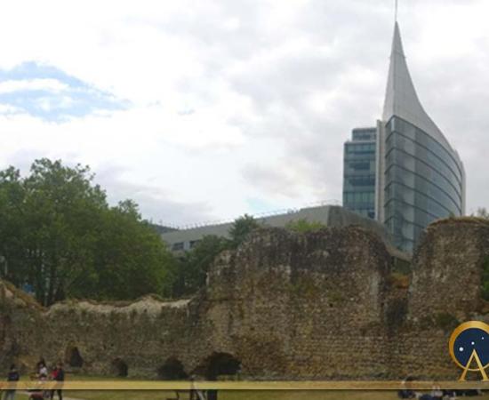 The ruins of Reading Abbey and Forbury Park in 2020. (Marie / Adobe Stock)