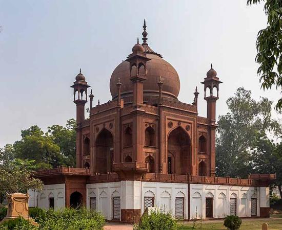 The tomb of Colonel John Hessing in Agra, a copy of the Taj Mahal in red sandstone.  Source: DeepanjanGhosh/CC BY-SA 4.0