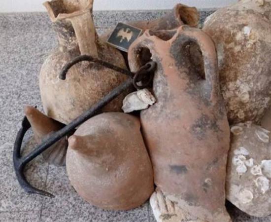 Roman shipwreck artifacts found in the Spanish fish shop.     Source: Civil Guard